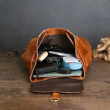 本革製バックパック メンズ リュックサックの内部。ノートPCや小物が収納され、実用性の高さを示す。