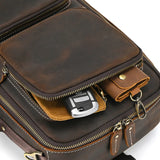 クレイジーホースレザー クロスボディーバック_Vのフロントポケットは鍵や小物の収納に便利。高品質ジッパーで開閉もスムーズ。