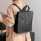 PUレザー製 バックパック_男女兼用_Aを着用した人物の背面。ユニセックスデザインでビジネスにもカジュアルにも対応。