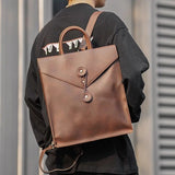 PUレザー製 バックパック_男女兼用_Aを背負った男性。ビジネスにも使えるスタイリッシュなリュックサック。