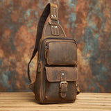 クラシックな風合いのクレイジーホースレザー クロスボディーバック_T。ユニセックスで使えるスタイリッシュなバッグ。