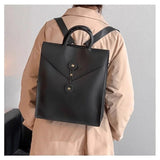 ブラックのPUレザー製 バックパック_男女兼用_Aを着用した女性。シンプルで洗練されたデザインが魅力。