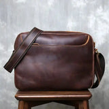 クレイジーホースレザー ショルダーバッグの背面デザイン。シンプルで高級感のある革ショルダー-AQクレイジーホース。