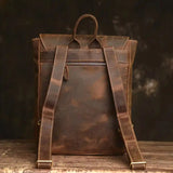 クレイジーホースレザーリュックサックの背面。調節可能なストラップとジッパーポケット付きで、実用性も抜群。