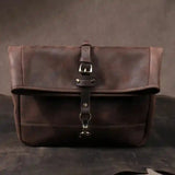 正面から見たAOショルダーバッグ。深みのあるブラウンレザーと金具が高級感を演出し、ビジネスにも最適。