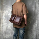 背面から見た革ショルダー-AQクレイジーホースの着用イメージ。カジュアルにも合わせやすいユニセックスデザイン。