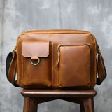 キャメルカラーの革ショルダー-AQクレイジーホース。明るく柔らかな印象のクレイジーホースレザー ショルダーバッグ。