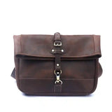 白背景で撮影されたAOショルダーバッグ。唯一無二の経年変化を楽しめるクレイジーホースレザー製ショルダーバッグ。