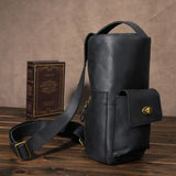 ブラックのクレイジーホースレザー クロスボディバッグ。シンプルで洗練されたデザインがユニセックスに最適。