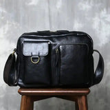 ブラックカラーの革ショルダー-AQクレイジーホース。シックで洗練された印象のクレイジーホースレザー ショルダーバッグ。