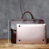 本革製ビジネスバッグ_Eのサイズ比較。15.74インチのノートPCが収納可能な実用的な設計で、通勤や出張に最適。