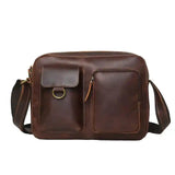 フロントに2つのポケットを備えたクレイジーホースレザー ショルダーバッグ。革ショルダー-AQクレイジーホースの特徴的なデザイン。