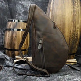 クレイジーホースレザーバッグ - 軽量本革クロスボディ。背面から見たシンプルなデザインで、耐久性のあるレザー素材を使用。