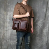 ヴィンテージデザインの革ショルダー-AQクレイジーホースを着用した男性モデル。ユニセックス対応の実用的なショルダーバッグ。