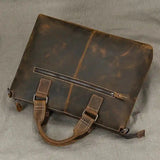 クレイジーホースレザーショルダーバッグ_APの上部からのビュー。高級感ある本革と丁寧な仕上げが魅力のビジネスバッグ。