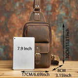 クレイジーホースレザー クロスボディーバック_Tのサイズ比較。7.9インチのタブレットが収納可能なコンパクト設計。