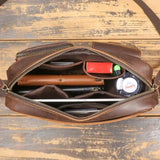 多機能ポケットで整理しやすい革ショルダー-AQクレイジーホースの内部。日常使いに最適なクレイジーホースレザー。