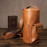 ライトブラウンのクレイジーホースレザー クロスボディバッグ。収納性とデザイン性を両立した本革バッグ。