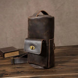 ダークブラウンのクレイジーホースレザー クロスボディバッグ。高級感ある本革とフロントポケットが特徴。