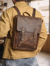 クレイジーホースレザーリュックサックを着用した男性。カジュアルな装いにもマッチし、通勤や旅行に最適な本革バックパック。