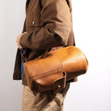 本牛革製クレイジーホースレザー クロスボディバッグを肩掛けした男性。収納力とスタイルを兼ね備えたデザイン。