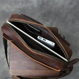 ノートPCやモバイルバッテリーを収納した革ショルダー-AQクレイジーホースの内部構造。実用性に優れた設計。