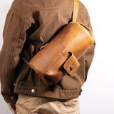 クレイジーホースレザー クロスボディバッグを背負った男性。機能的なデザインで本牛革の質感が際立つユニセックス仕様。