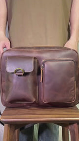 テーブル上に置かれた革ショルダー-AQクレイジーホース。経年変化が楽しめるクレイジーホースレザーの質感が魅力。