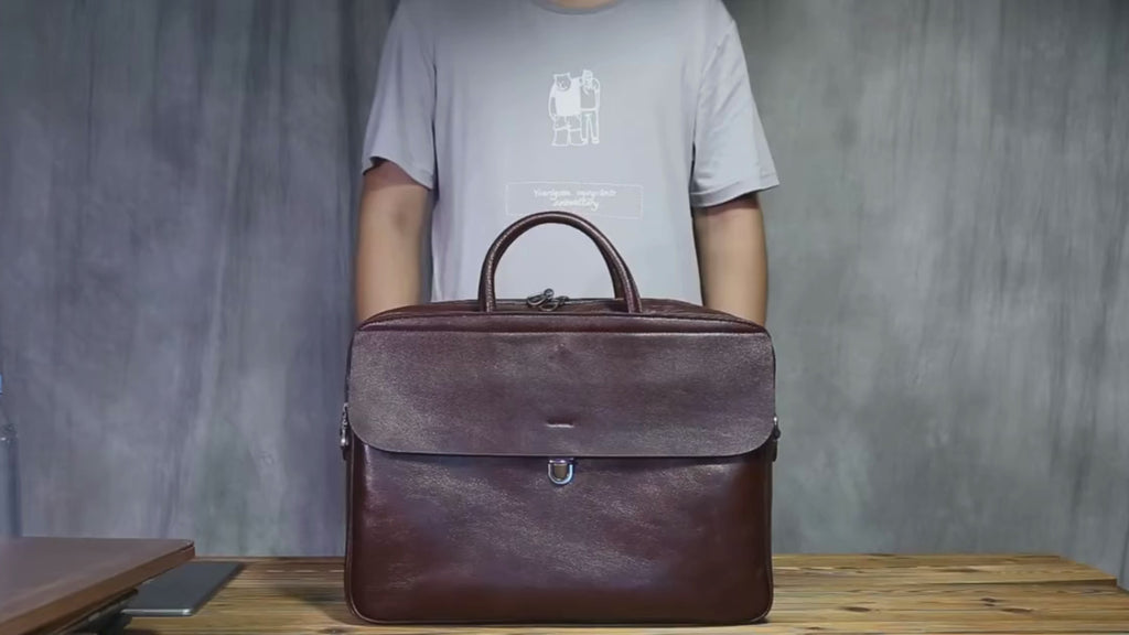 本革製ビジネスバッグ_Eを持つ男性モデル。ユニセックス対応で、ビジネスシーンに映える上質なレザーブリーフケース。