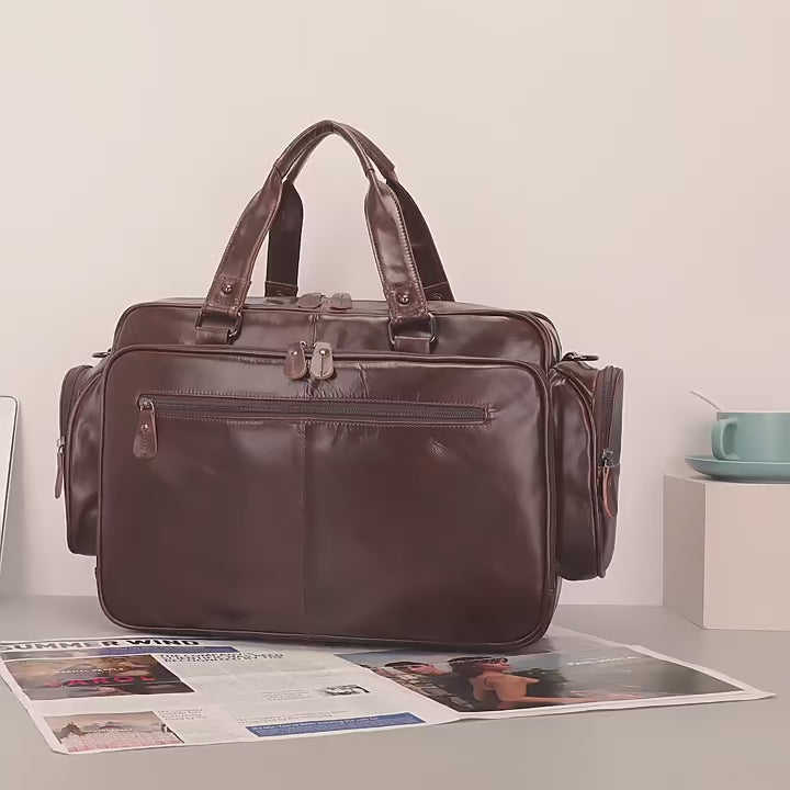 デスク上に置かれた本革製ビジネスバッグ_C。洗練されたデザインで、収納力と実用性を兼ね備えたメンズバッグ。