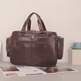 デスク上に置かれた本革製ビジネスバッグ_C。洗練されたデザインで、収納力と実用性を兼ね備えたメンズバッグ。