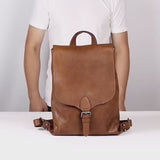 本革製バックパック_男女兼用_Cを着用イメージで紹介。ユニセックスデザインでカジュアルにもビジネスにも最適。